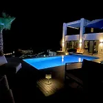 Luxury With Panoramic Views And Infinity Pool וילה נרחה